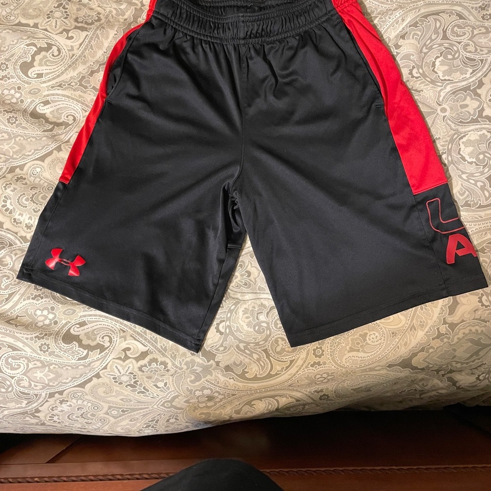 Boys’ Under Armour shorts Youth Medium